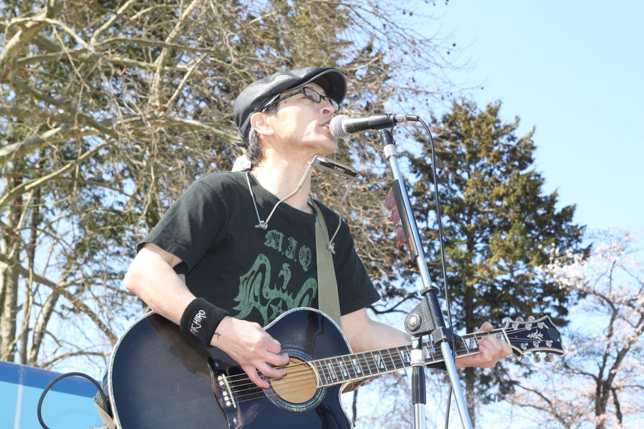 震災からわずか約1カ月後の11年4月17日、福島県で開催された「岩瀬牧場さくら祭り」で歌う遠藤ミチロウ。最後は、震災で卒業できなかった子供たちのためにと、THE STALINの「仰げば尊し」を大合唱。日本全国の祭りが自粛ムード一色になっている中で開催された祭りだった。(撮影:サラーム海上)