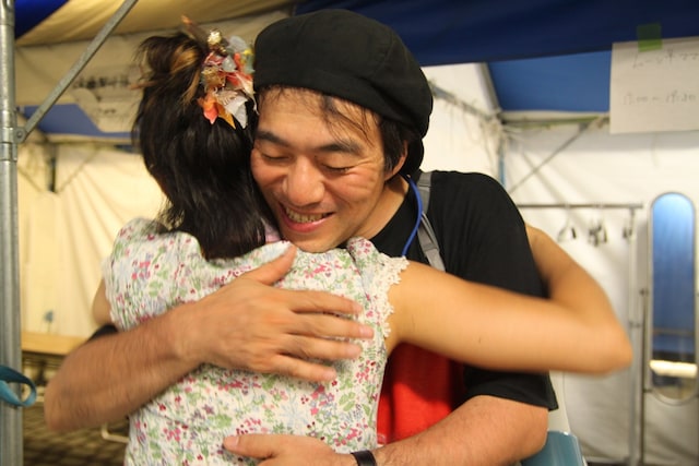 そしてその小さな“さくら祭り”がきっかけとなって、11年8月15日に福島市で開催された「プロジェクトFUKUSHIMA!」へと発展していく。写真は楽屋での大友良栄。（撮影：サラーム海上）