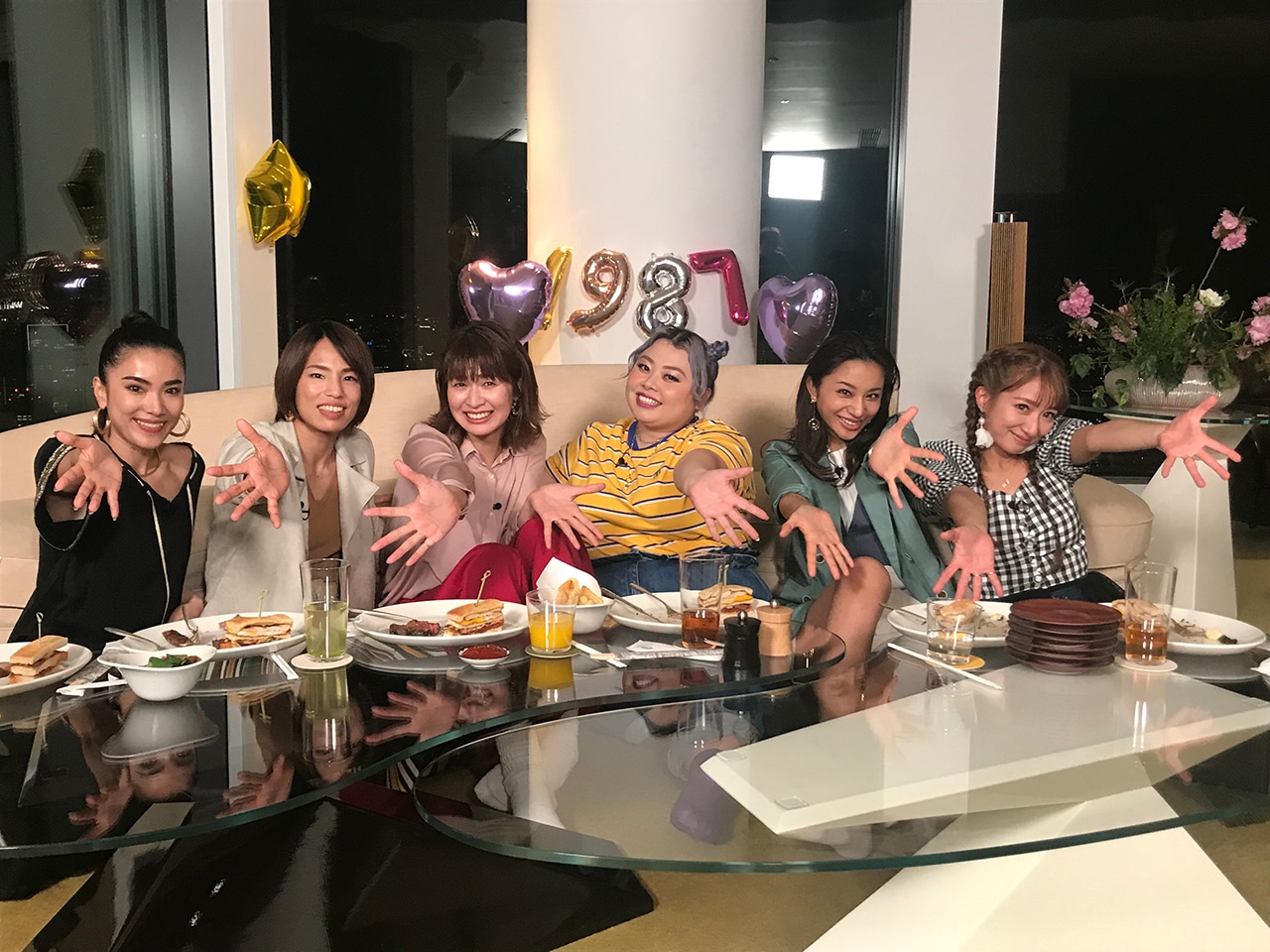 左からTiA、松本薫、木村沙織、渡辺直美、高橋メアリージュン、辻希美。（写真提供：アリオラジャパン）