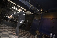 「いつもこのへんで寝てます」と説明する佐藤"boone"学氏。