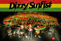 Dizzy Sunfist。中央があやぺた（Vo, G）