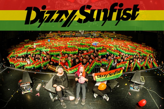 Dizzy Sunfist。中央があやぺた（Vo, G）