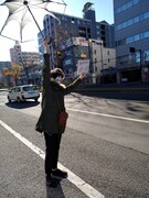 「ヒッチハイクギグ」の様子。かもめのジョナサンのサハラ（Vo, G）。（写真提供：四谷OUTBREAK!）