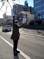 「ヒッチハイクギグ」の様子。かもめのジョナサンのサハラ（Vo, G）。（写真提供：四谷OUTBREAK!）