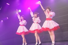 「『太陽は何度でも』公演～菅原りこ・⻑⾕川玲奈・⼭⼝真帆 卒業公演～」の様子。(c)AKS