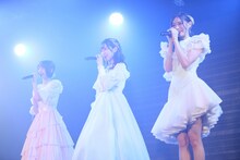 「『太陽は何度でも』公演～菅原りこ・⻑⾕川玲奈・⼭⼝真帆 卒業公演～」の様子。(c)AKS