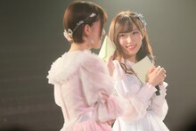 手前から菅原りこ、⼭⼝真帆。 (c)AKS