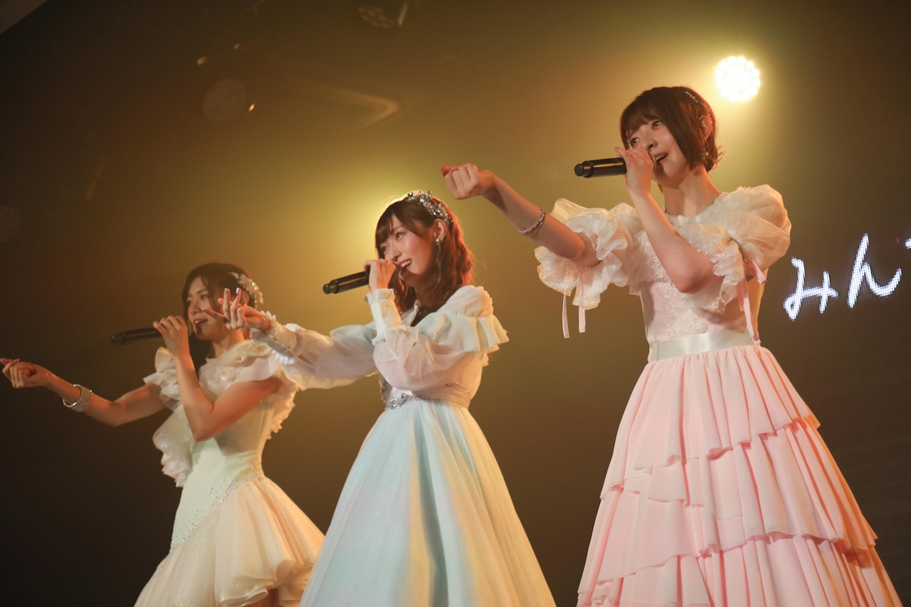 手前から菅原りこ、⼭⼝真帆。 (c)AKS - NGT48山口真帆、菅原