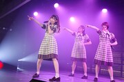 「『太陽は何度でも』公演～菅原りこ・⻑⾕川玲奈・⼭⼝真帆 卒業公演～」の様子。(c)AKS