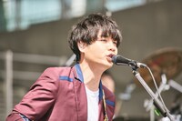 楢崎誠（B, Sax）（撮影：Seiya Uehara）