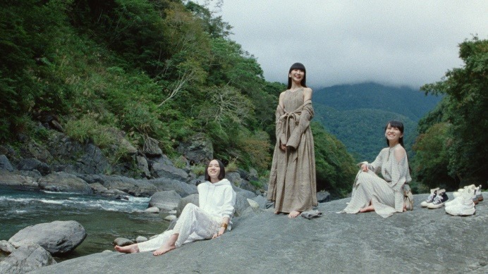 Perfumeが出演する「肌美精」シートマスクシリーズCMのワンシーン。