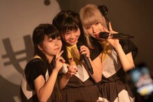 左からサアヤイト、ア・アンズピア、ウタウウタ。（Photo by Jumpei Yamada）