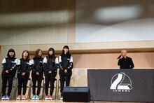 リリスクへの期待を述べるCONNECTONEレーベルヘッド・高木亮氏（右端）。