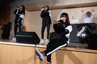 ステージに腰かけるhinako。