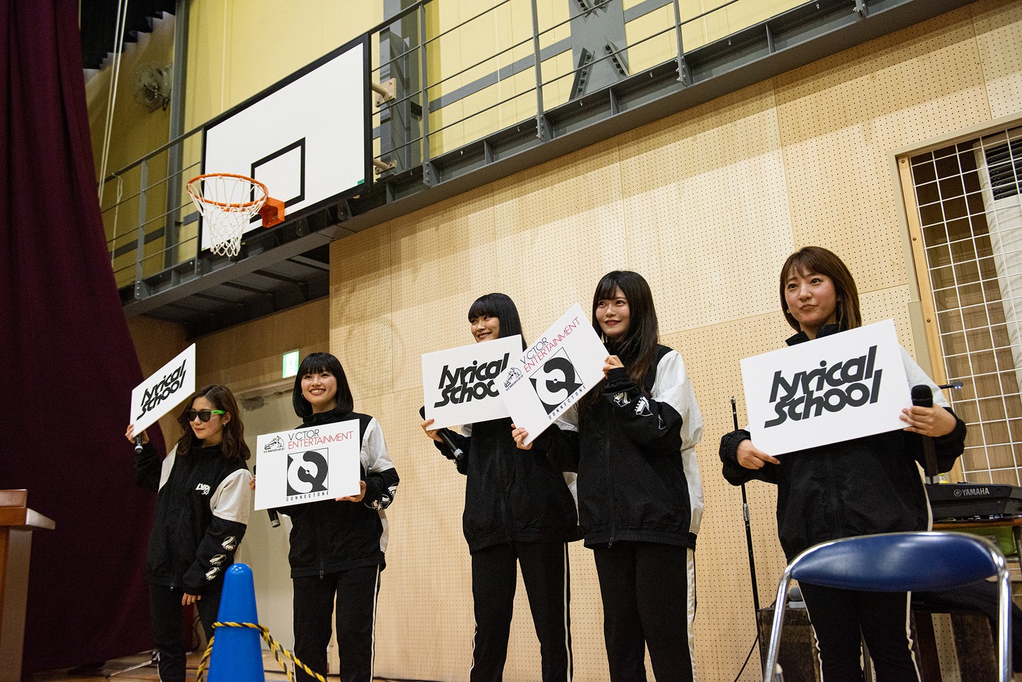 記念撮影するlyrical school。