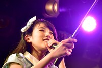 自撮り棒を持つ藤本ばんび。