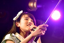 自撮り棒を持つ藤本ばんび。