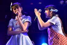 左から坂井仁香、吉川ひより。