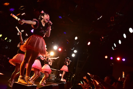 「100%オレンジ」を披露するときめき▽宣伝部。