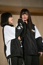 パフォーマンス中にじゃれるyuu（左）とhinako（右）。