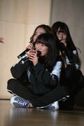 minan（下）に覆いかぶさるhime（中）に覆いかぶさるhinako（上）。