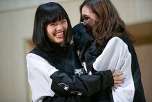 yuu（左）にくっつくhime（右）。