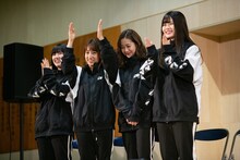 minanの発言に拍手するリリスクメンバー。