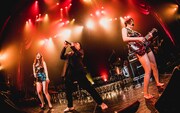 ベッド・インとマキタスポーツ。(撮影:ヤマダマサヒロ)