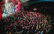 ベッド・イン「祝!“Endless Bubble ~Cover Songs vol.1~”発射記念ツアー」東京・マイナビBLITZ赤坂公演の様子。(撮影:ヤマダマサヒロ)