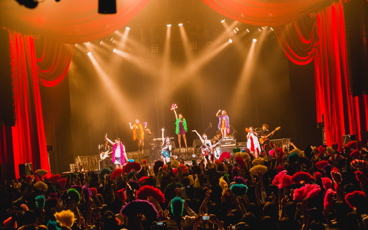 ベッド・イン「祝！“Endless Bubble ～Cover Songs vol.1～”発射記念ツアー」東京・マイナビBLITZ赤坂公演の様子。（撮影：ヤマダマサヒロ）