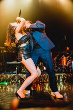 益子寺かおり（Vo）とマキタスポーツ。（撮影：ヤマダマサヒロ）