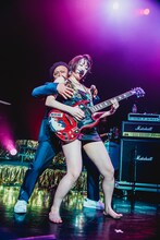 中尊寺まい（Vo, G）とマキタスポーツ。（撮影：ヤマダマサヒロ）