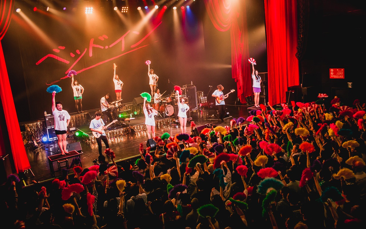 ベッド・イン「祝！“Endless Bubble ～Cover Songs vol.1～”発射記念ツアー」東京・マイナビBLITZ赤坂公演の様子。（撮影：ヤマダマサヒロ）