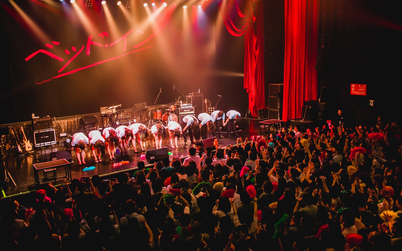 ベッド・イン「祝！“Endless Bubble ～Cover Songs vol.1～”発射記念ツアー」東京・マイナビBLITZ赤坂公演の様子。（撮影：ヤマダマサヒロ）