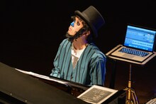 ひげを付けたH ZETT M。（Photo by Yuta Ito）