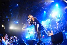 坂口有望「単、ジュン、メイ、会 tour」東京・渋谷CLUB QUATTRO公演の様子。（写真提供：EPICレコードジャパン）
