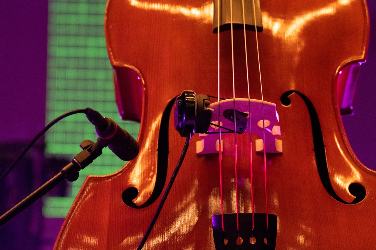 自動演奏用の機材を取り付けたウッドベース。