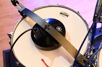 自動演奏用の機材を取り付けたドラムセット。