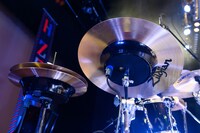 自動演奏用の機材を取り付けたドラムセット。