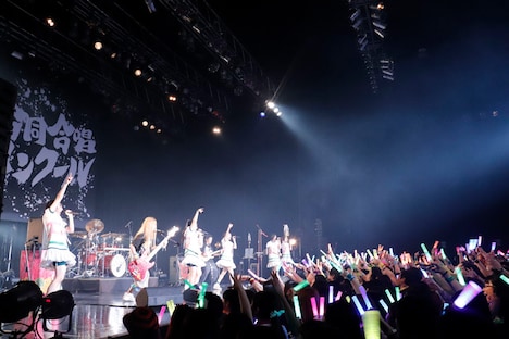 「私立恵比寿中学と打首獄門中学合同合唱コンクール」の様子。