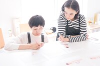 「アンジュルムック」編集作業中の菊池と蒼井。