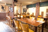 レンガと木材を基調にした店内