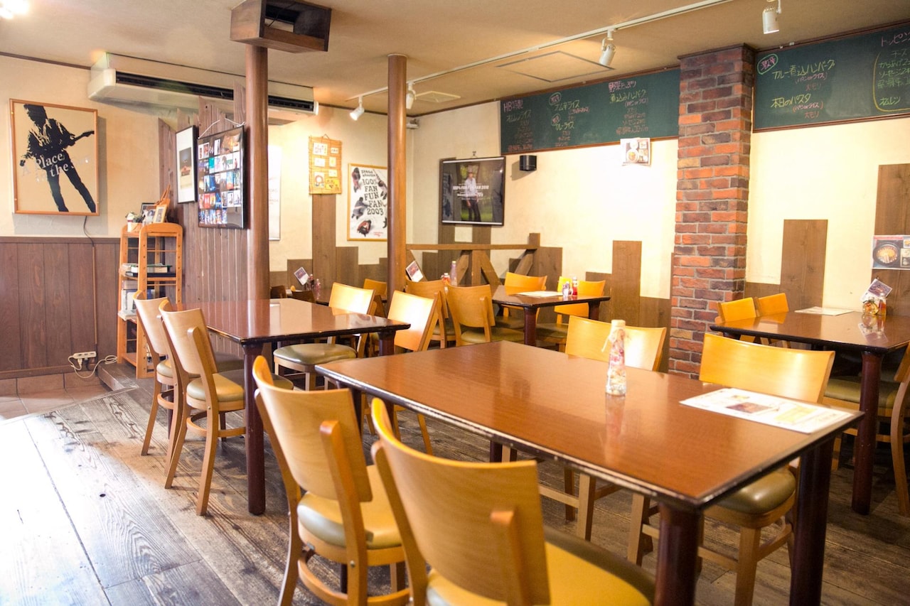 レンガと木材を基調にした店内