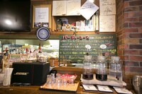 ドリンクコーナーにもハマショーグッズが。左上はハマショー直筆サイン。