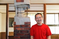 雰囲気にこだわって作った古びたレンガの柱。