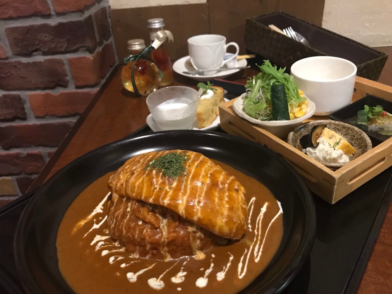オムレツライスセット（980円）。チーズやソーセージなどをトッピングすることも可能。