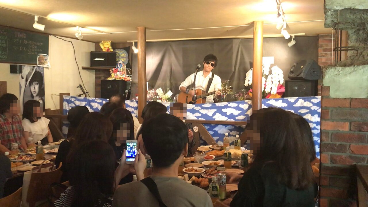 カウンターをステージに模様替えし、食事とショーを楽しめる。