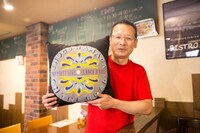 「ON THE ROAD 2005 “MY FIRST LOVE”」のグッズをモチーフに常連客が作ったクッション。