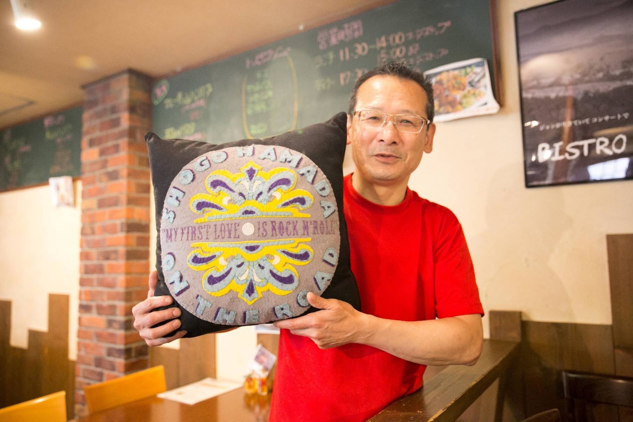 「ON THE ROAD 2005 “MY FIRST LOVE”」のグッズをモチーフに常連客が作ったクッション。