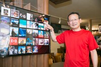 アルバム「Home Bound」のジャケットを指差す辻さん。